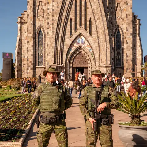 Policiais da Brigada Militar em frente à Catedral de Pedra, em Canela.