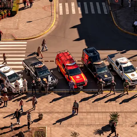 Vista aérea das viaturas das forças de segurança reunidas no centro de Canela.